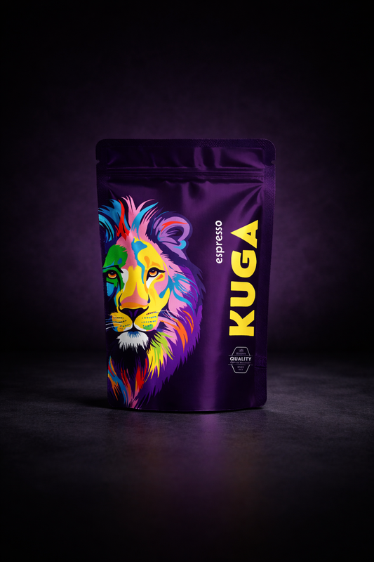 KUGA Espresso 70/30 schwarze Packung mit cremigem Espresso im Tassenrand